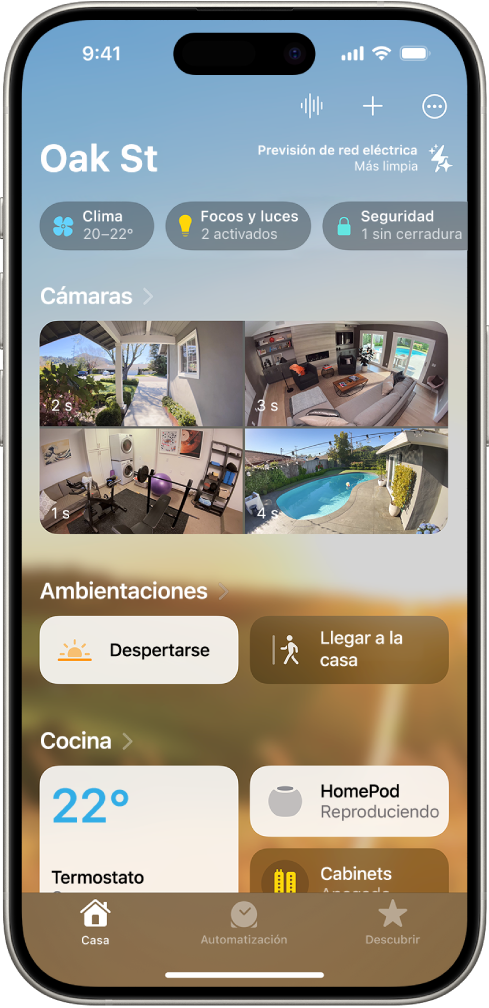 La pestaña Casa muestra, de arriba abajo, cuatro categorías, dos ambientaciones, tres visualizaciones de cámara y el estado de una habitación. En la parte inferior están las pestañas Casa (que está seleccionada), Automatización y Descubrir.