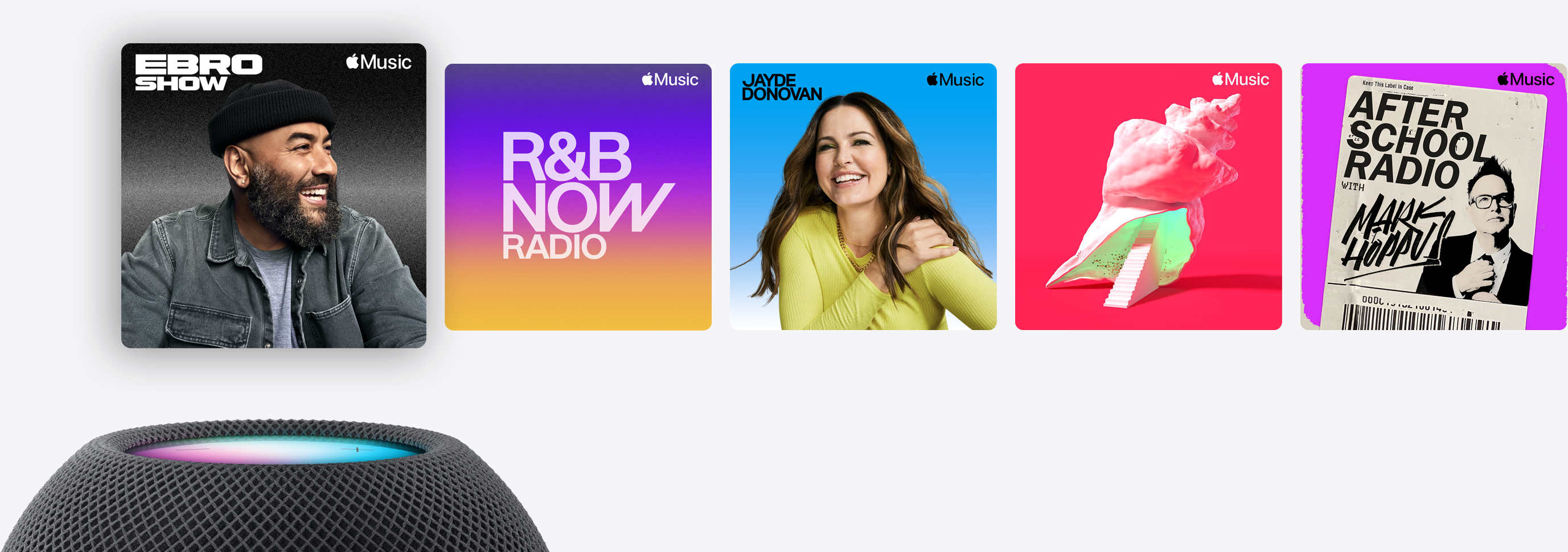 HomePod mini 表面散發著粉紅色和藍色光暈，上方是 Ebro Show、R&B Now Radio、Jayde Donovan 封面插圖