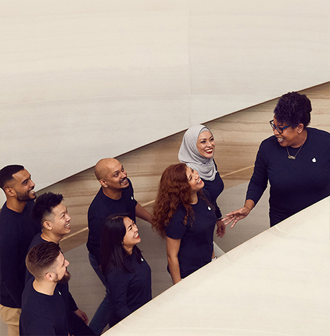 團隊成員走上 Apple 直營店據點的樓梯。