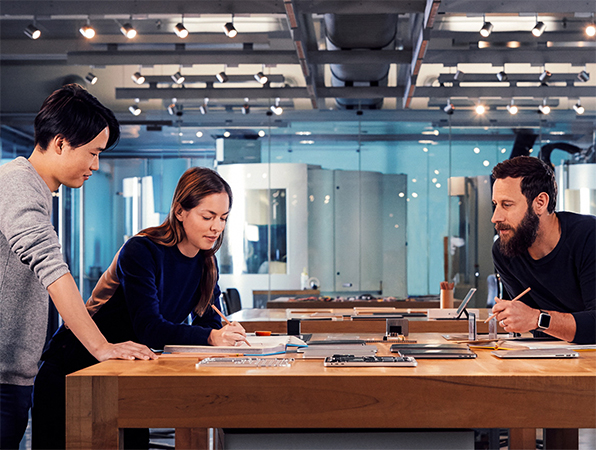 Ein Apple Design Team arbeitet gemeinsam im Studio an einem Projekt.