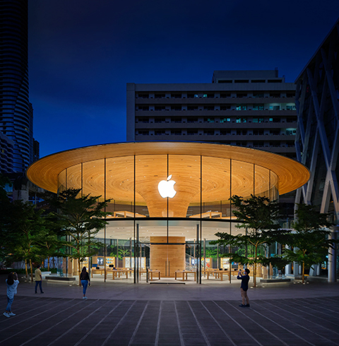 夜晚的 Apple 直營店外觀