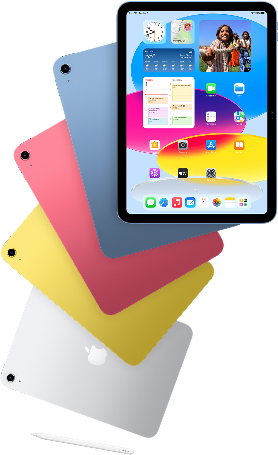 Vorderansicht des iPad mit dem Homescreen und RĂĽckansichten von iPad Modellen in Blau, Pink, Gelb und Silber. Ein Apple Pencil liegt neben den angeordneten iPad Modellen.