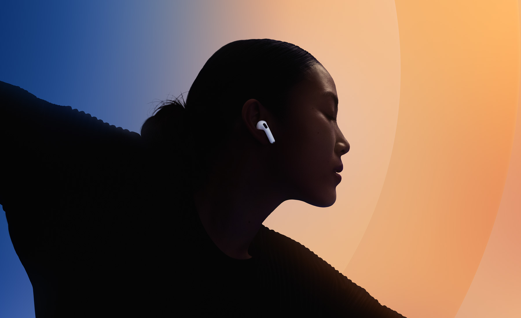 AirPods 4-et viselĆ tĂĄncolĂł ember.