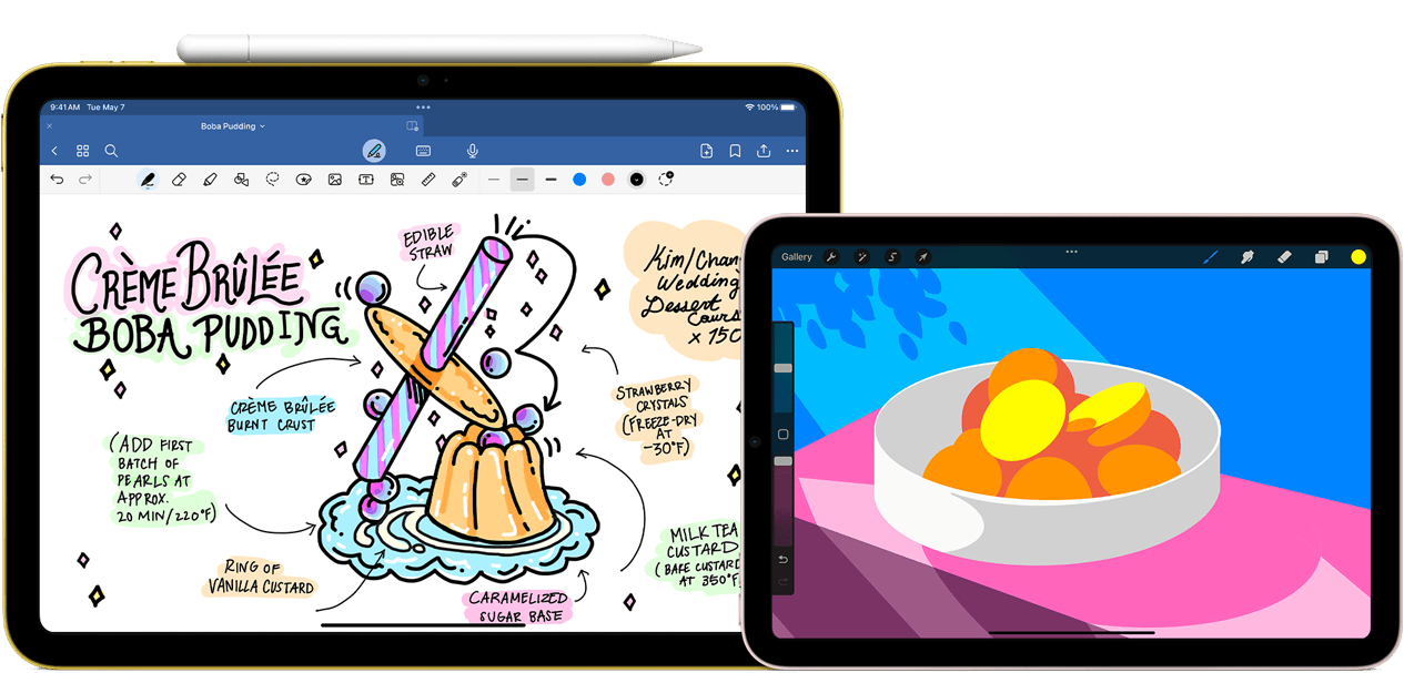 Vľavo iPad 10. generácie, orientácia na šírku, zobrazujúci grafiku s poznámkami a kresbou s ceruzkou Apple Pencil USB‑C prichytenou navrchu. Vpravo iPad mini, orientácia na šírku, zobrazujúci farebnú ilustráciu vytvorenú pomocou apky ProCreate.