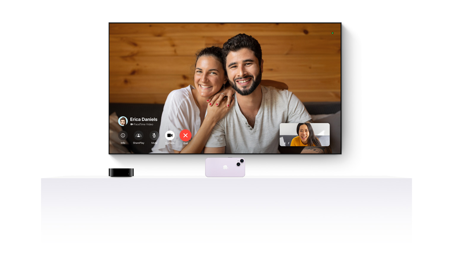 Apple TV 4K og en iPhone, der arbejder sammen, så FaceTime kan bruges på et fladskærms-TV