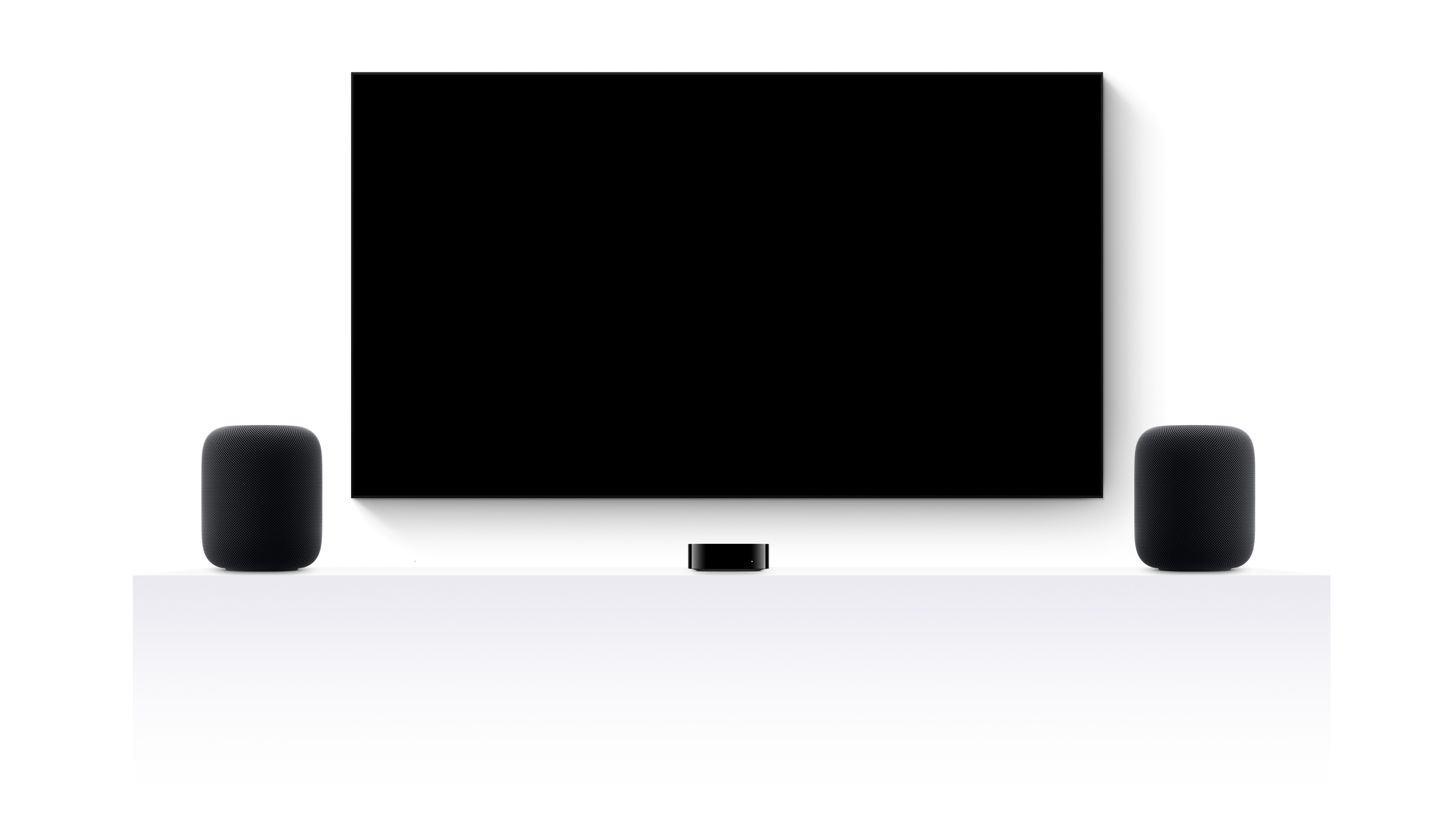 Apple TV 4K, to HomePods og et fladskærms-TV, der viser en sammenklippet trailer for forskellige film og serier fra Apple TV+