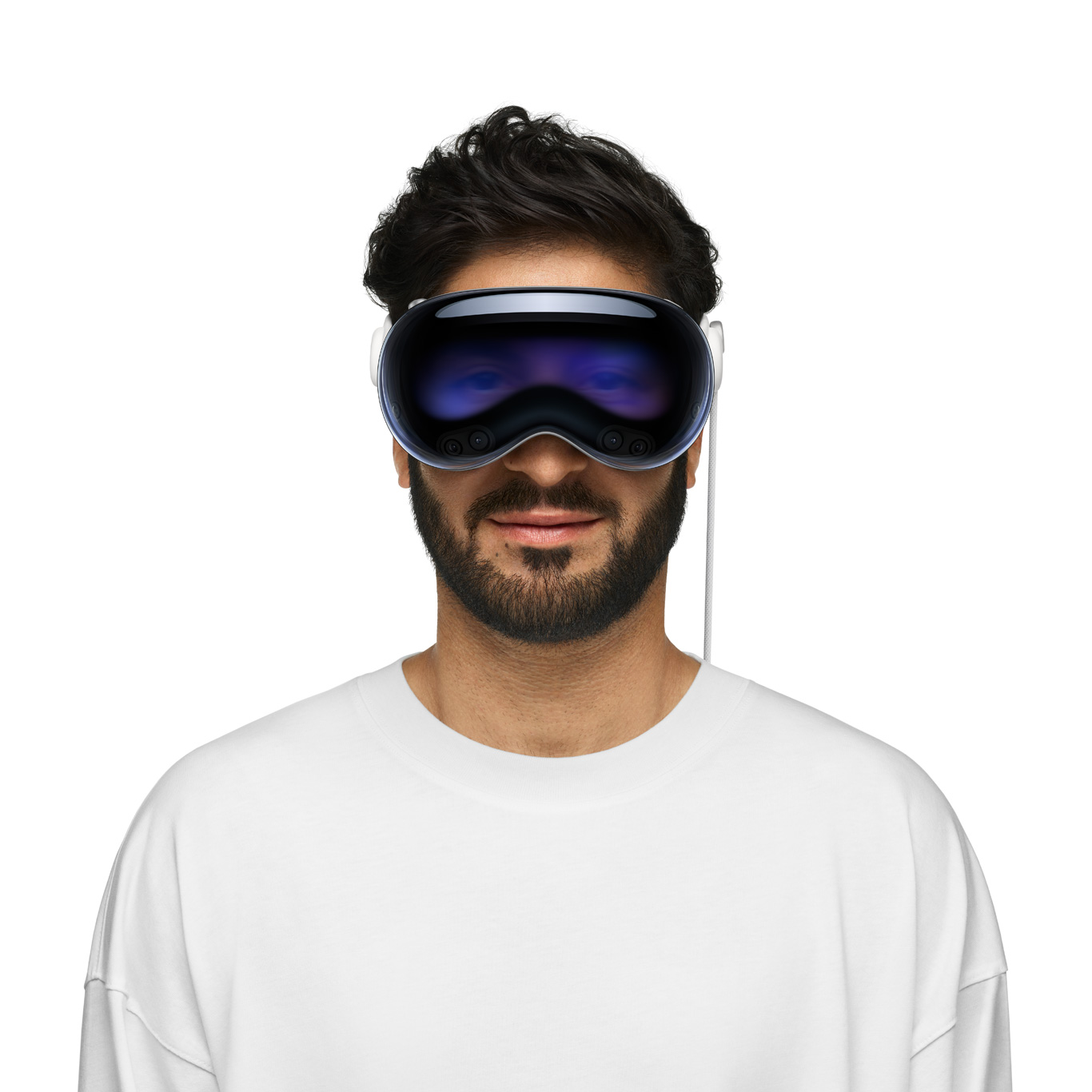 Personne portant un Apple Vision Pro, ses yeux s’affichant à travers l’écran externe