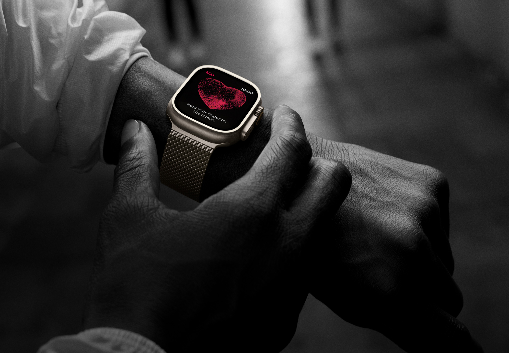 Seseorang menggunakan fitur EKG di Apple Watch Ultra 2.