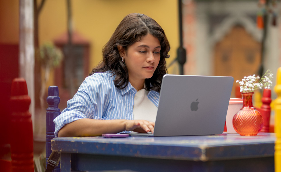 Een student die typt op een MacBook
