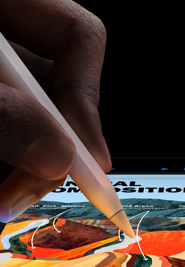 Een close-up van een Apple Pencil Pro in een hand. Op het iPad-scherm staat een presentatie.