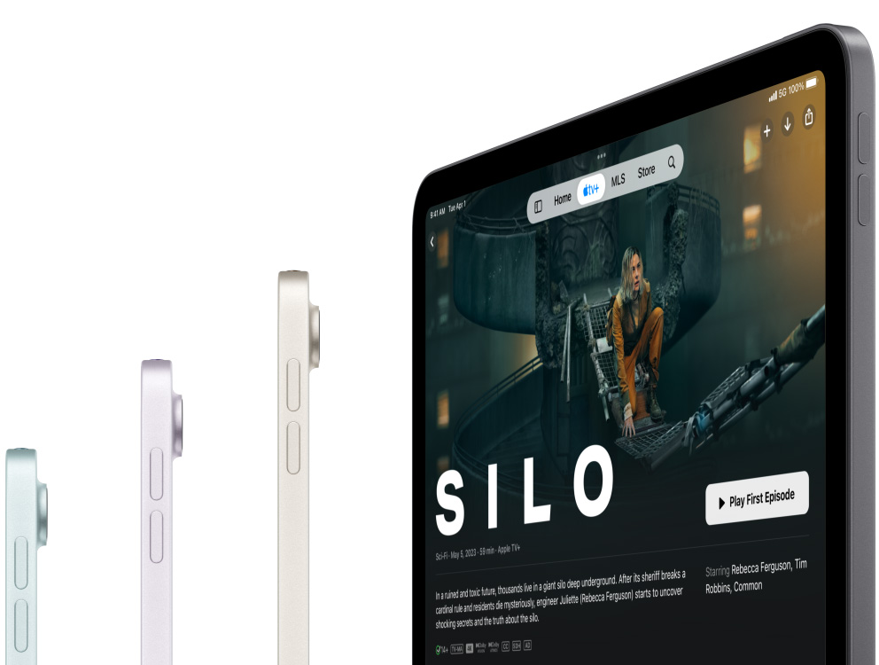 Zijaanzicht van drie iPad Air-modellen. Op een vierde iPad Air wordt de Apple TV Plus-serie Silo getoond.