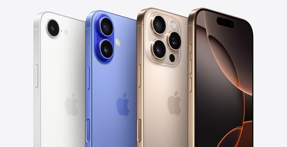 Fyra iPhone-enheter, varav två iPhone 16 Pro-modeller i sandfärgat titan. Den ena har tre kameraobjektiv och står bakom den andra som visar Dynamic Island. Bredvid finns en iPhone 16 i ultramarin med två kameraobjektiv och en iPhone 16e i vitt med ett kameraobjektiv.