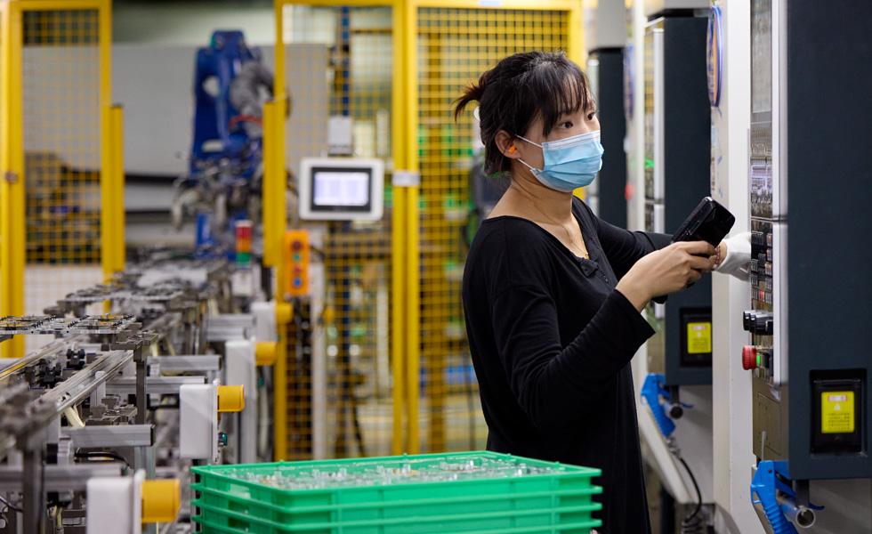 零組件製造廠區的一名員工操作著一部機器